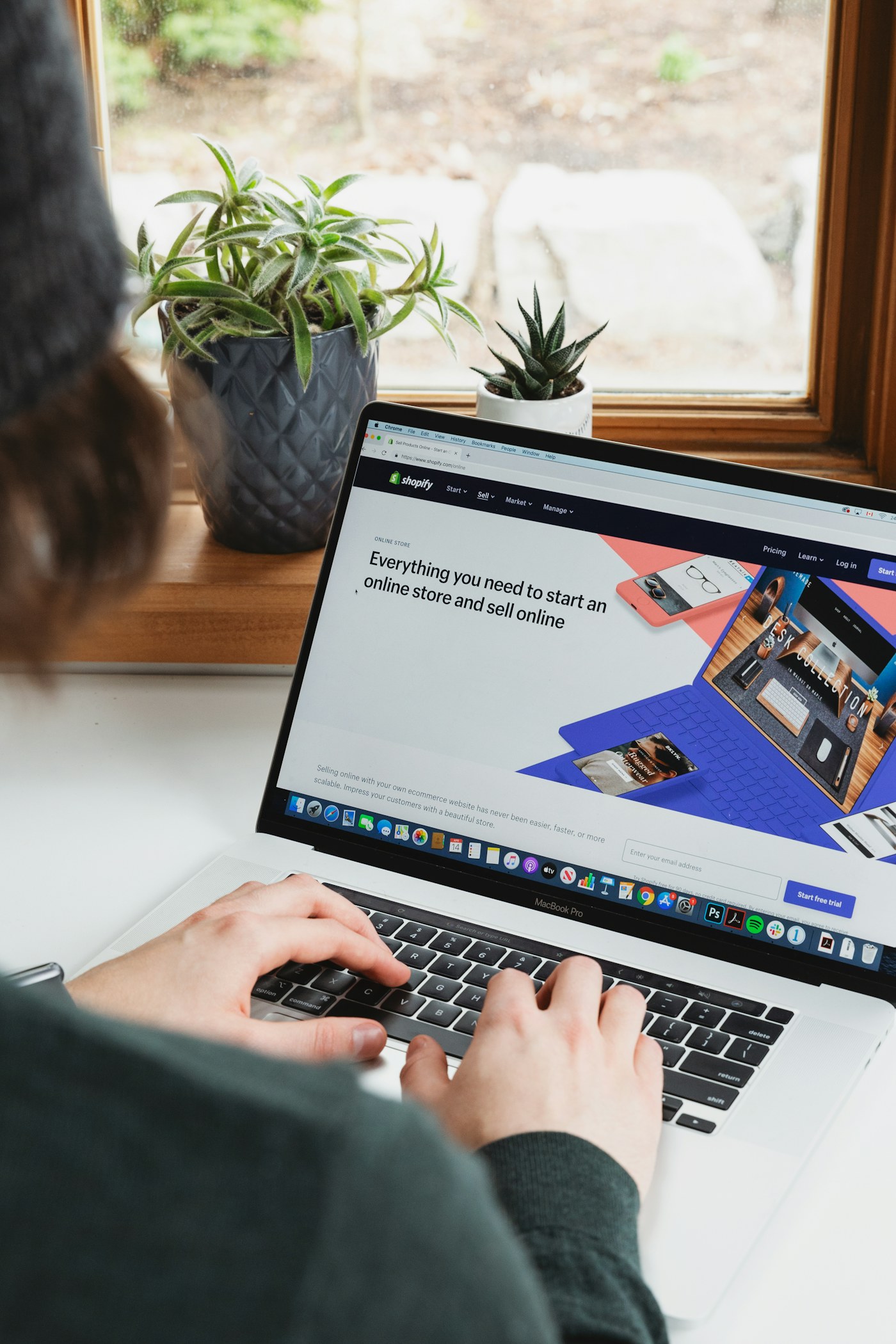 Dizüstü bilgisayarda e-ticaret mağaza yönetim ekranı